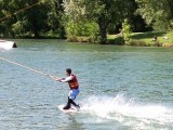 un individu fait du ski nautique à TNS