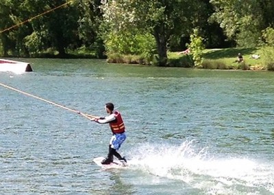 un individu fait du ski nautique à TNS