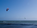 un homme fait du kitesurf à narbonne plage