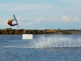 un homme fait du wakeboard à Narbonne plage