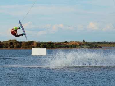un homme fait du wakeboard à Narbonne plage