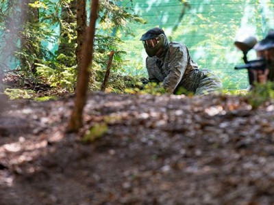 des gens font un paintball à Toulouse