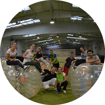 un groupe joue au Bubble Foot pour un anniversaire