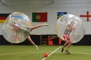 Des amis font un Bubble foot à Toulouse