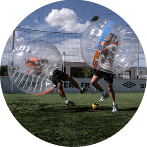 des gens font un bubble foot pour un anniversaire
