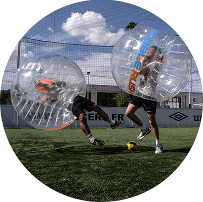 des gens font un bubble foot pour un anniversaire