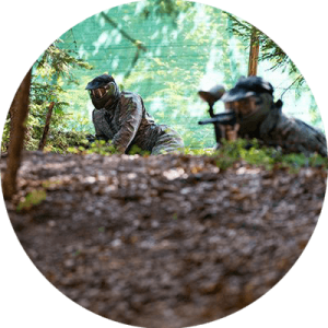 Des gens font un paintball pour un anniversaire