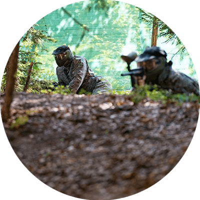 Des gens font un paintball pour un anniversaire