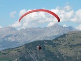 un homme fait du parapente