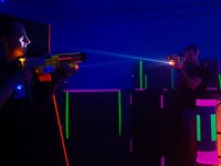 Deux joueurs au Laser Game Toulouse