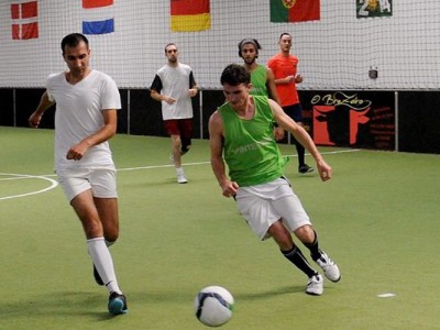 Des joueurs au foot à 5