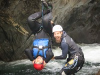 Une femme suspendu à un fil en canyoning en eau chaude