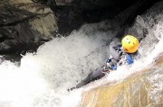 un toboggan du canyoning en eau chaude