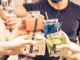 Des personnes font un atelier cocktail à Toulouse