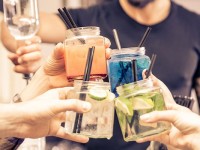 Des personnes font un atelier cocktail à Toulouse