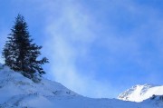 un paysage de la randonnée en raquette à neige